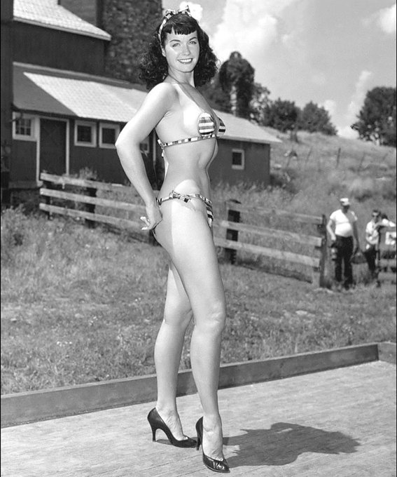 Weekend work mode ✨ Down on the farm for a camera club shoot 💋📸

#pinupqueen #1950s #bettiepage #farmgirl