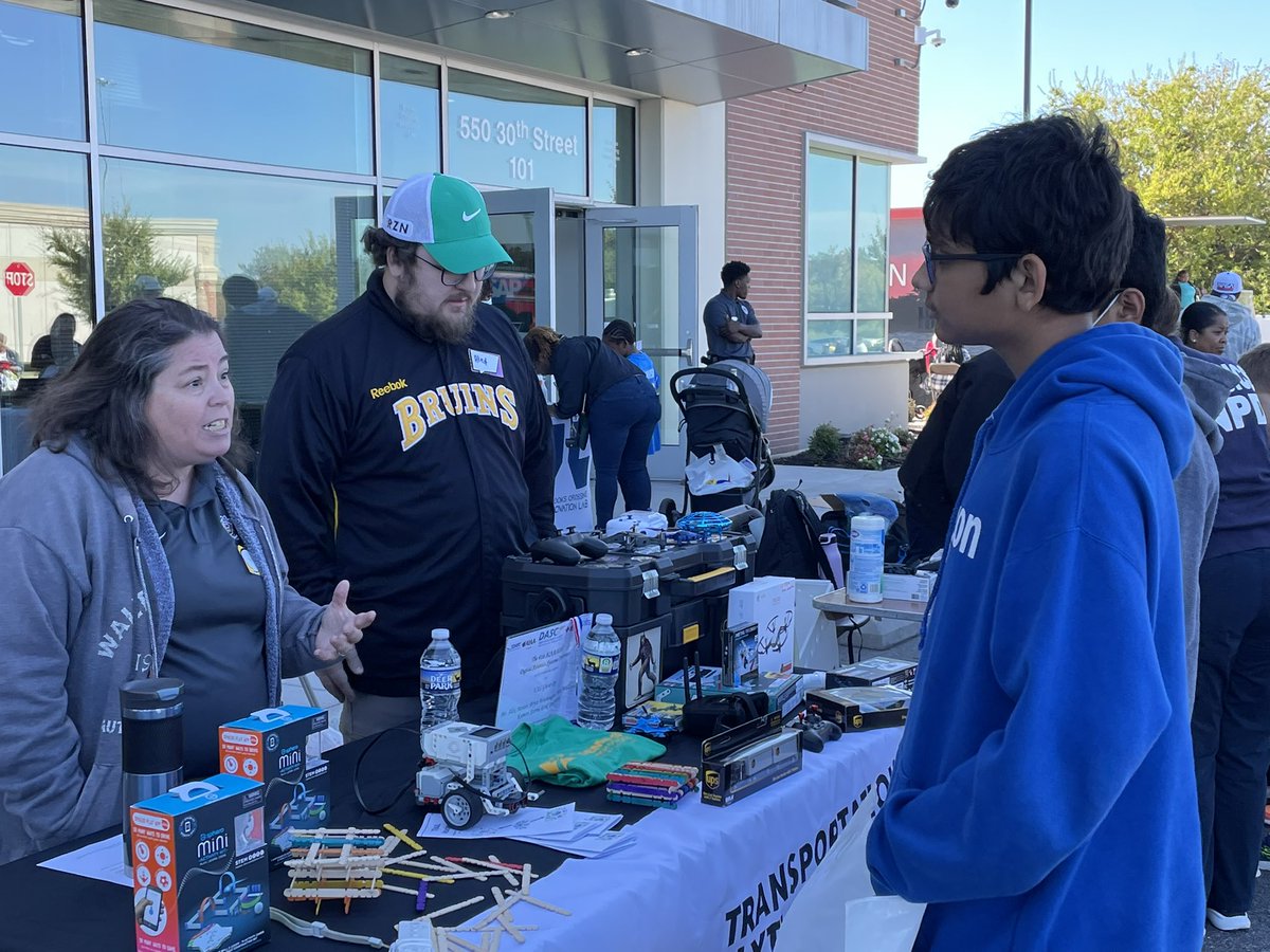 BetsyMcallister's tweet photo. Students from @Bethel_Bruins TRAIL Academy and teachers Alex Minter and Heather Woodruff enthralled families at the 2nd Annual STEM Exploration Community Event @BrksCrossing . #HCSSTEM @HamptonCSchools https://t.co/smEB6FfIPW
