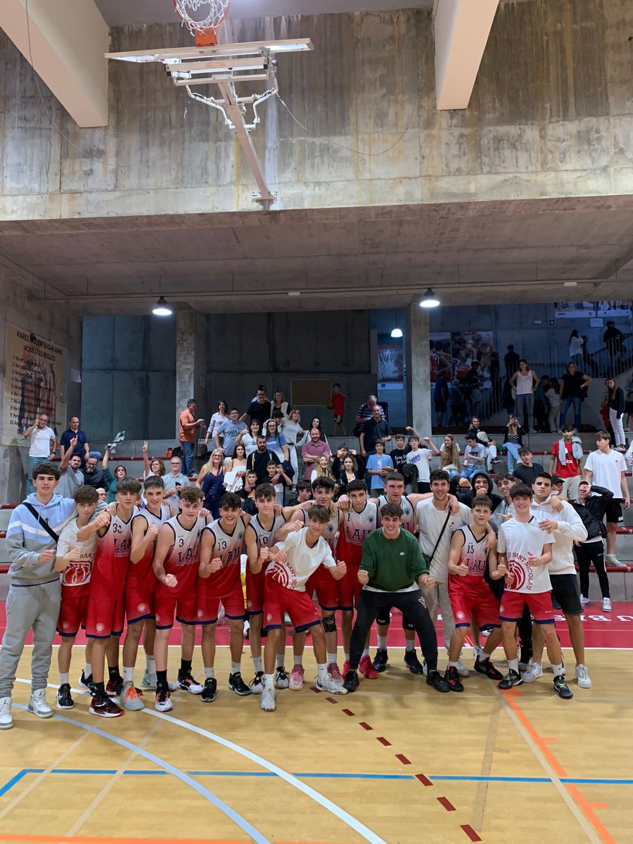 CESantNicolau's tweet photo. 🏀⛹️🏻‍♂️ RESULTATS | @cel_lula JÚNIOR 3 MASCULÍ 71 - @cbhospitalet 62
📝 Victòria MOLT satisfactòria per l'equip i l'staff després de tota la preparació que ha suposat aquest matx. Agraïr també a tota la gent que ha vingut a animar, el LAU estava absolutament ple! https://t.co/pfKsTyE4Kh