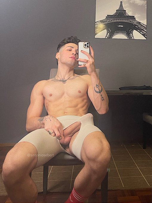 2 pic. Heard u wanna take a peek at this ? https://t.co/Mz05HAdKee