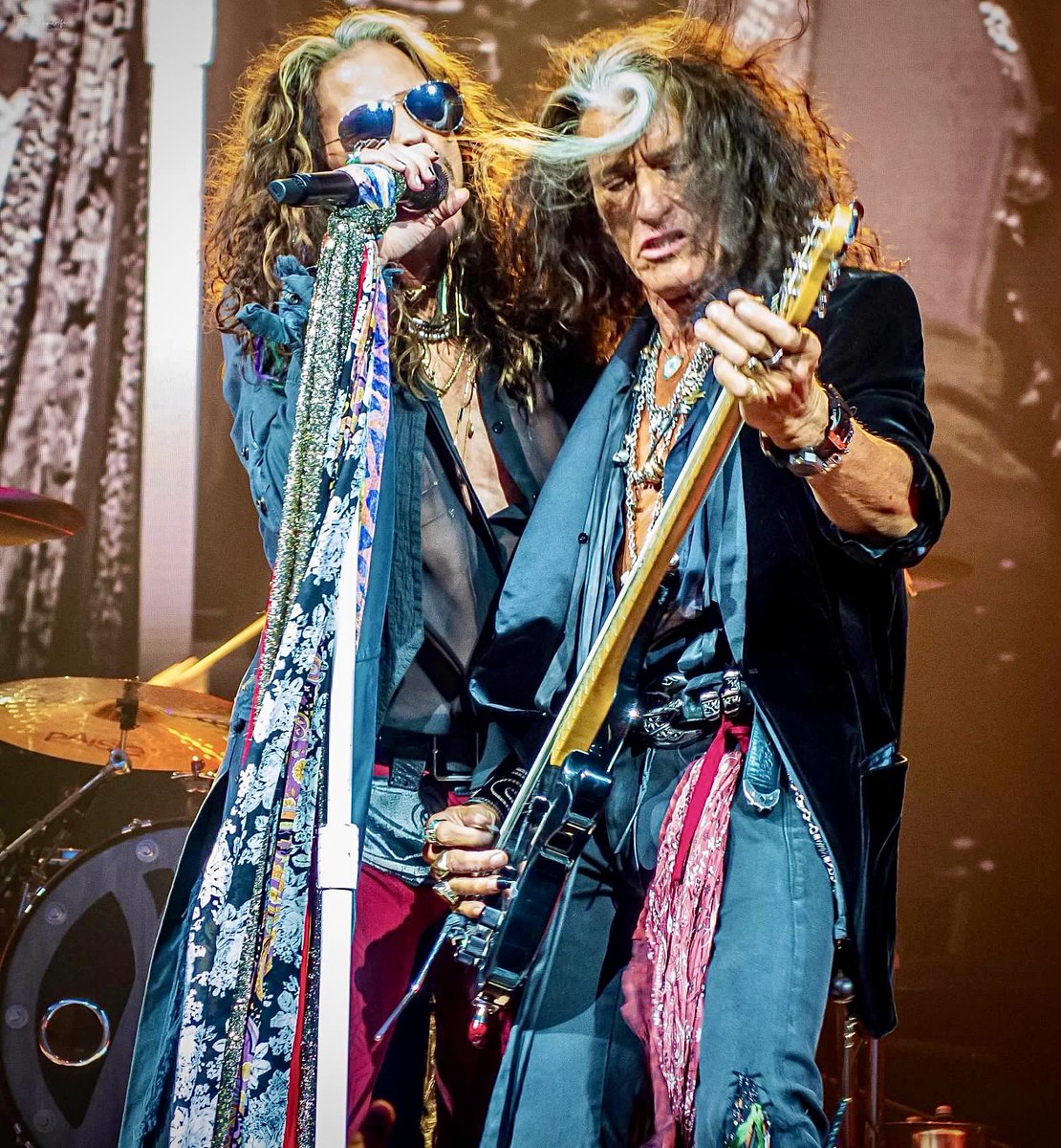 thegoods2311's tweet photo. @Aerosmith #deucesarewild October 5th kicking ass!!! @IamStevenT @JoePerry #aerosmith #joeperry #steventyler @DolbyTheatre #LasVegas @MGMPark https://t.co/JvH8czbcFB