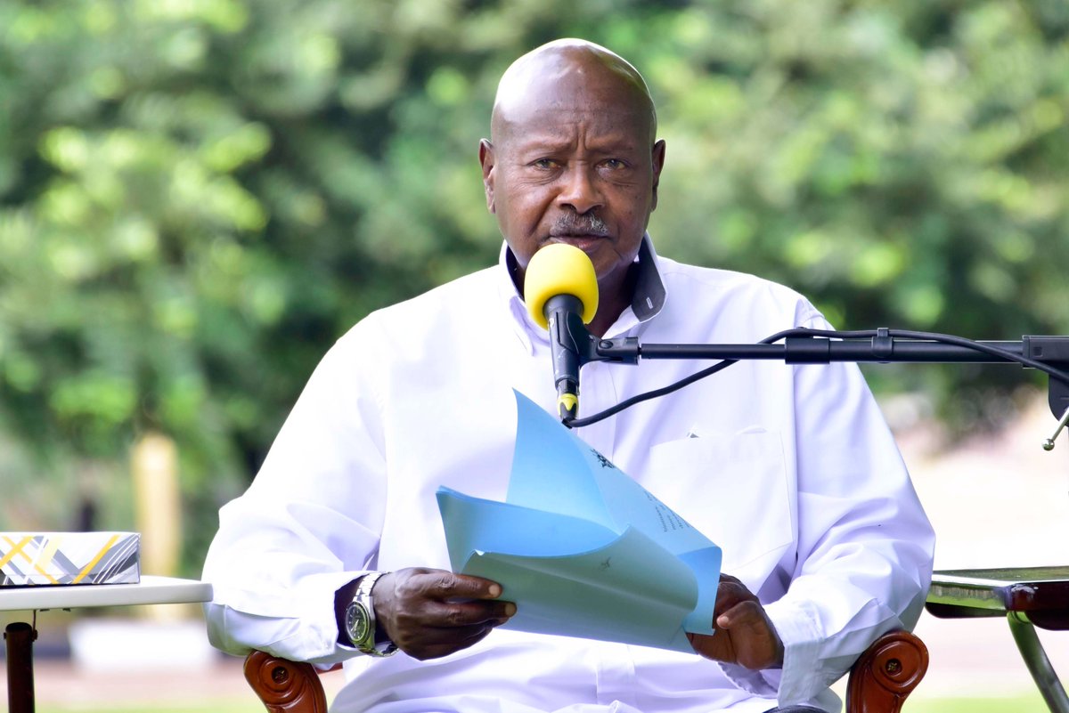 KagutaMuseveni's tweet photo. All these measures shall start with immediate effect and will last 21 days:  
1- Movements into and out of Mubende and Kassanda Districts is prohibited.
2- There will be Curfew in Mubende and Kassanda Districts from 7:00pm to 6:00am.
https://t.co/SVdc7IM3yL https://t.co/psdKQAjKKn
