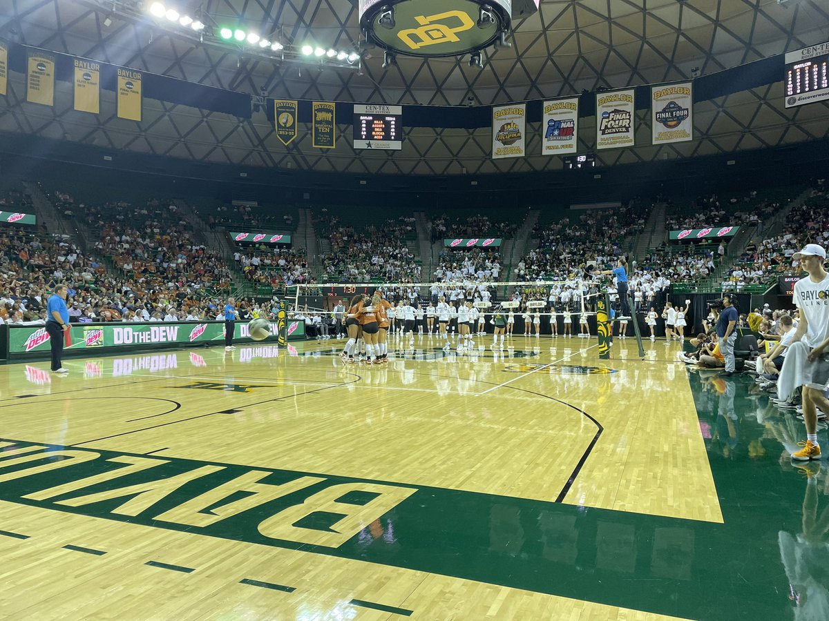 sophiayoung33's tweet photo. Showing some love to our @BaylorVBall squad as we take on UT. #SicEm ๐๐#letsgoBaylor https://t.co/X5DKzJFCPq