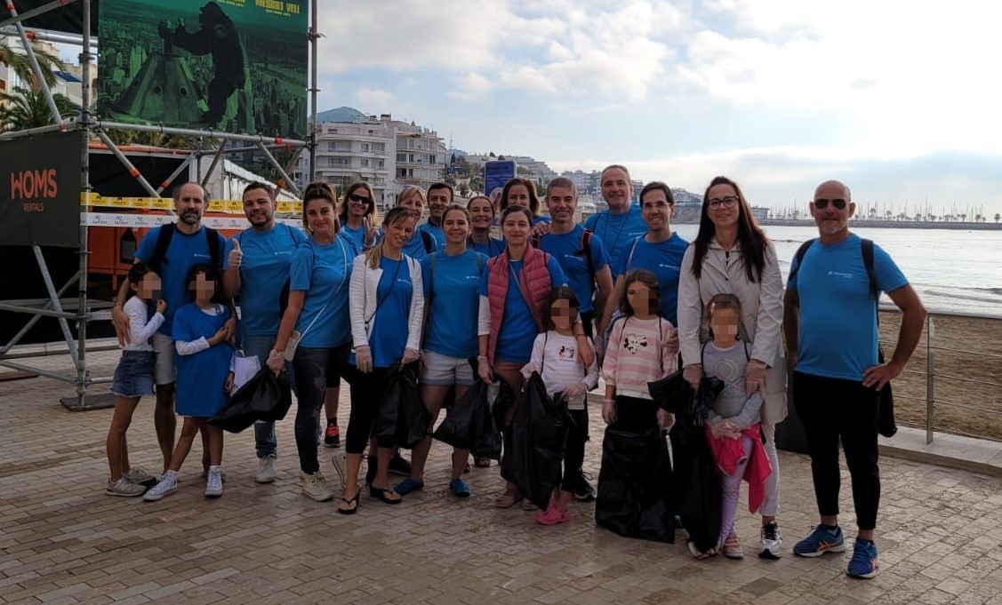 annabatet77's tweet photo. Altres grups de @voluntariscaixa han netejat la platja de les Casetes del Garraf, la Platja de Sant Sebastià de #Sitges i la desembocadura del Foix a #Cubelles.
#CABKSetmana Social #NaturaNeta
@caixabank_cat #AccioSocialCABK https://t.co/3C4byTBLP9