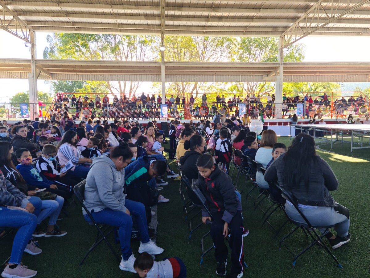 Se lleva acabo con éxito el evento 'Apadríname un libro' en Santiago Maravatío, la finalidad es que cada niño de escuelas primarias públicas disponga de material de lectura el cual se le da seguimiento en su escuela. En esta ocasión acudieron 900 personas entre niños y padrinos.