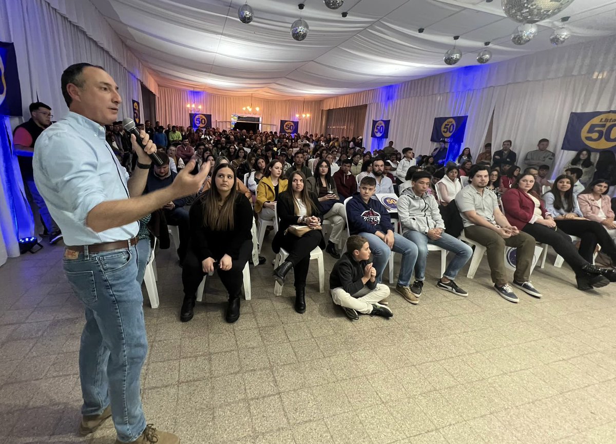 CarlosAlbisu's tweet photo. Una fiesta vivimos junto a los jóvenes de la @Lista50 que hicieron su presentación de las listas que se presentarán este próximo 29 de octubre! 
Arriba gurises 🙌🏼💪🏼 https://t.co/JrnaAyMk4W