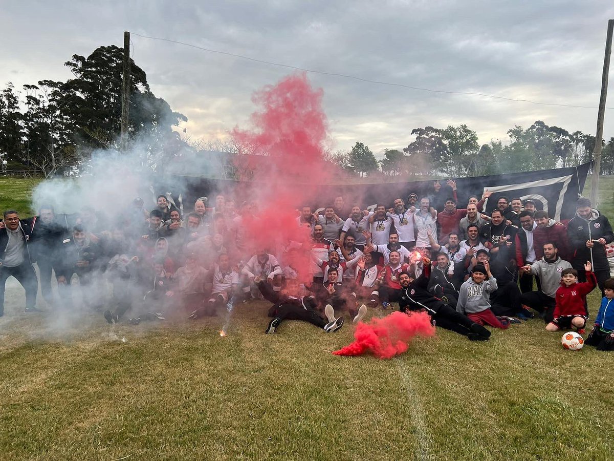 LUD_Oficial's tweet photo. ¡ʜᴀʏ ꜰɪᴇꜱᴛᴀ! 🎊⚽️🏆

La Divisional “A” de la categoría #PreSenior de la @LUD_Oficial tiene dueño y es @LaBlanqueadaU, que ganó y se coronó campeón 👏🏼👏🏼👏🏼

¡Felicitaciones! 

#SomosLaliga https://t.co/UXubbCokQ7