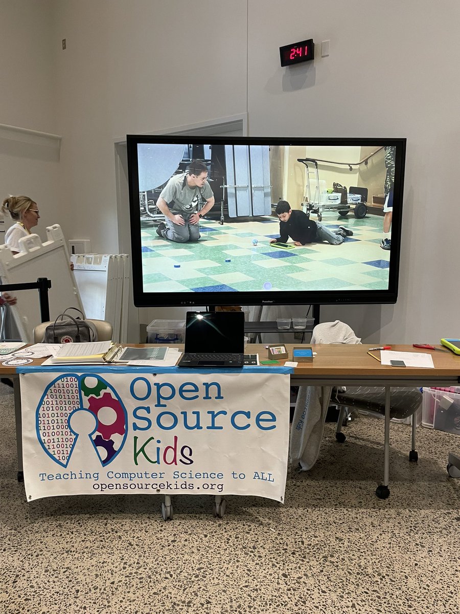 opensource_kids's tweet photo. Having fun at #NMDLCFall2022! @ABQschools @EdTechAPS @APSEdFoundation @SuptABQschools @APSLZ4 @chris_zone4 @JMistySmith @Book_gardener https://t.co/hTltieI9Bi