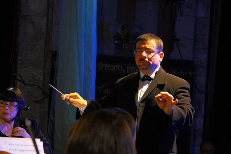 polymarketenesp's tweet photo. 🇷🇺🇺🇦 | Yurii Kerpatenko, director principal de Kherson Música y Teatro Dramático, fue baleado por tropas Rusas.

Los rusos planearon un concierto en Kherson para mostrar cuán normal es la vida allí. Yurii se negó a participar y fue asesinado. https://t.co/vckoZm4307