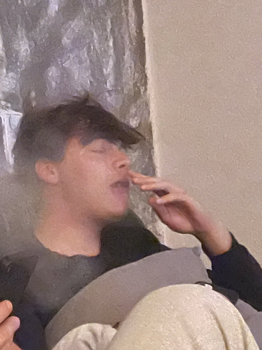 Militarygerry's tweet photo. @lennnnardius isst gerne Pizzarände 🍕, die 8h alt sind… sowas nenne ich: „Macher“ 

#macher #gönner #ekelhaft #pizza #raucher #FIFA23 #shisha #abend #essen #lecker #hurensohn #kleinerunde https://t.co/Qs8o7laAdS