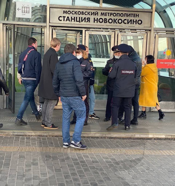 OMonteyne2's tweet photo. MOBILISATION PROBLEMS in 🇷🇺: 
(just some examples) 

▶️Public drafting points in #Moscow &amp; #Stpetersburg (photo 1 + 2) 
▶️Conscription office burning in #Cherkessk (photo 3)
▶️Horrible living conditions in camps (photo 4) 
▶️Training camp in #Valuyki attacked --> 22 dead so far https://t.co/cAAj5jse2R