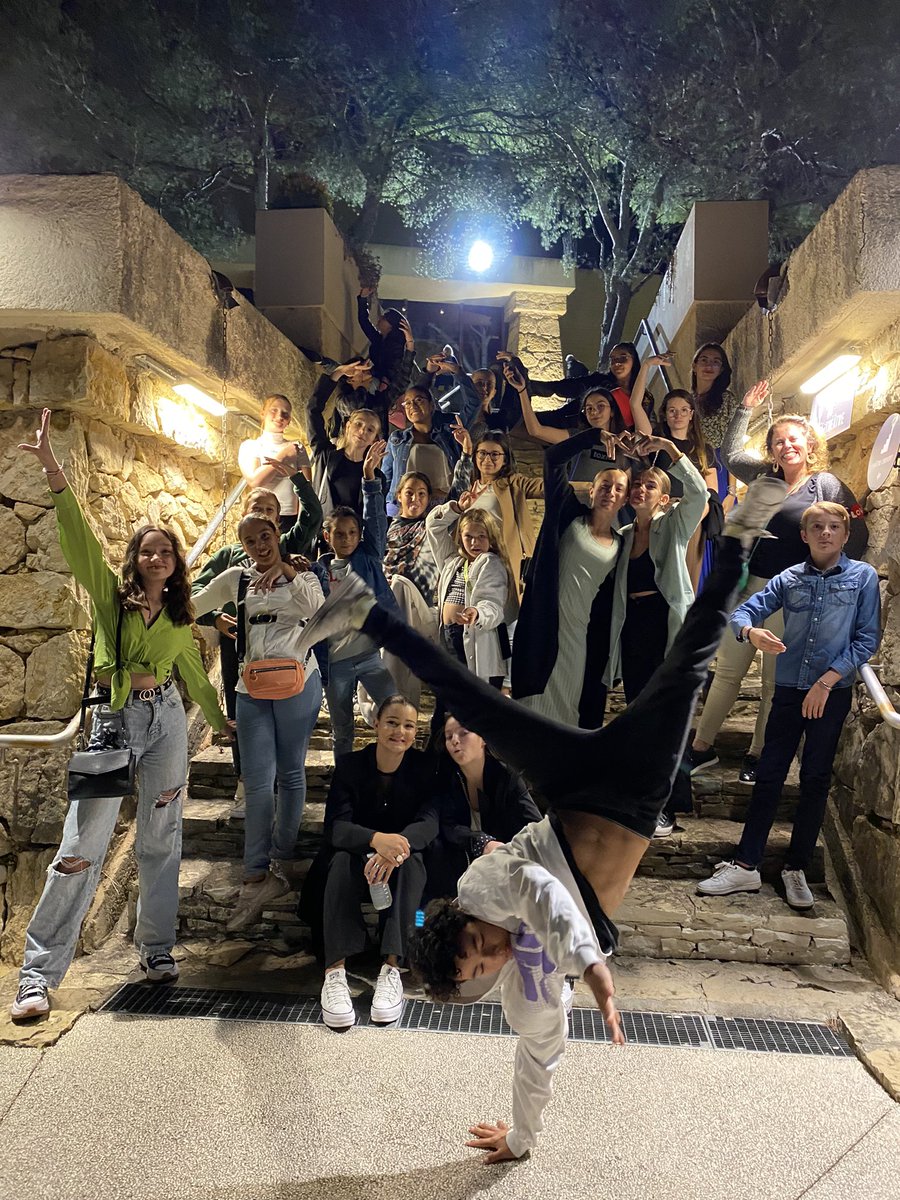 ClasseChad's tweet photo. Un moment de grâce offert à 30 de mes danseurs chad du collège Genevoix. Merci @metropoleTPM @CDepartemental83 @chatolib_sn pour cet instant magique rempli d émotions. @AcademieNice @jaouen_claire https://t.co/JQzGgy3Y7e
