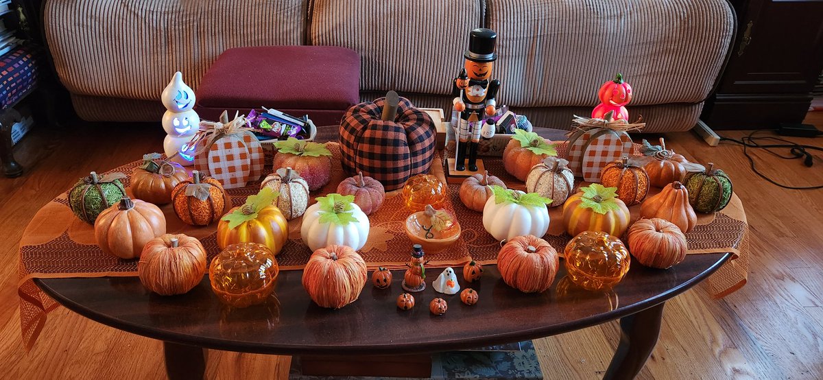 bluedelft65's tweet photo. All decked out for Autumn  - Halloween!  #Autumn #Halloween https://t.co/NQj6EgvsLC
