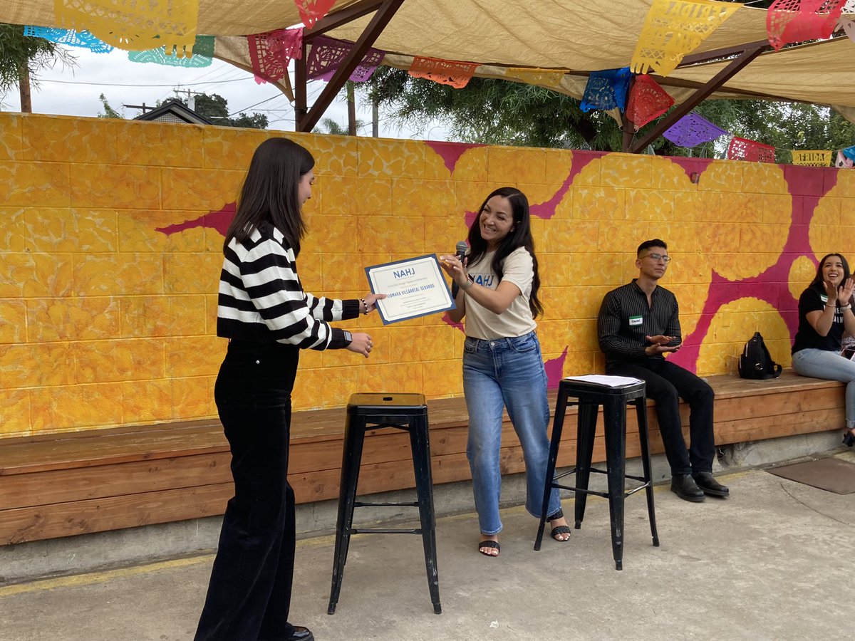 cuevacha's tweet photo. What else can you  ask than having one of your #Nahj students getting a scholarship from @NAHJSDTJ ? Two students, of course!

Congratulations to @xio_vg and @noesan31 !!! https://t.co/1rdtyLLQ9h