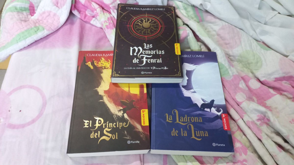 favi_the_writer's tweet photo. Hora de releer estas tres bellezas🥰. Quiero tener los conocimientos frescos para cuando me llegue #ProyectoRey.
#ElPríncipeDelSol #LaLadronaDeLaLuna #LasMemoriasDeFenrai https://t.co/LfoIuVamAX
