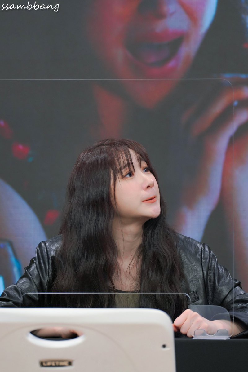 221015 채연 팬사인회

오래 기다렸고
채연이가 마지막 앚멤 팬싸라 하니까
“드볼완성!” 이라고 
해주는거 너무 귀여웠다...🥹🥹🥹

#이채연 #HUSHRUSH 
#LEECHAEYEON