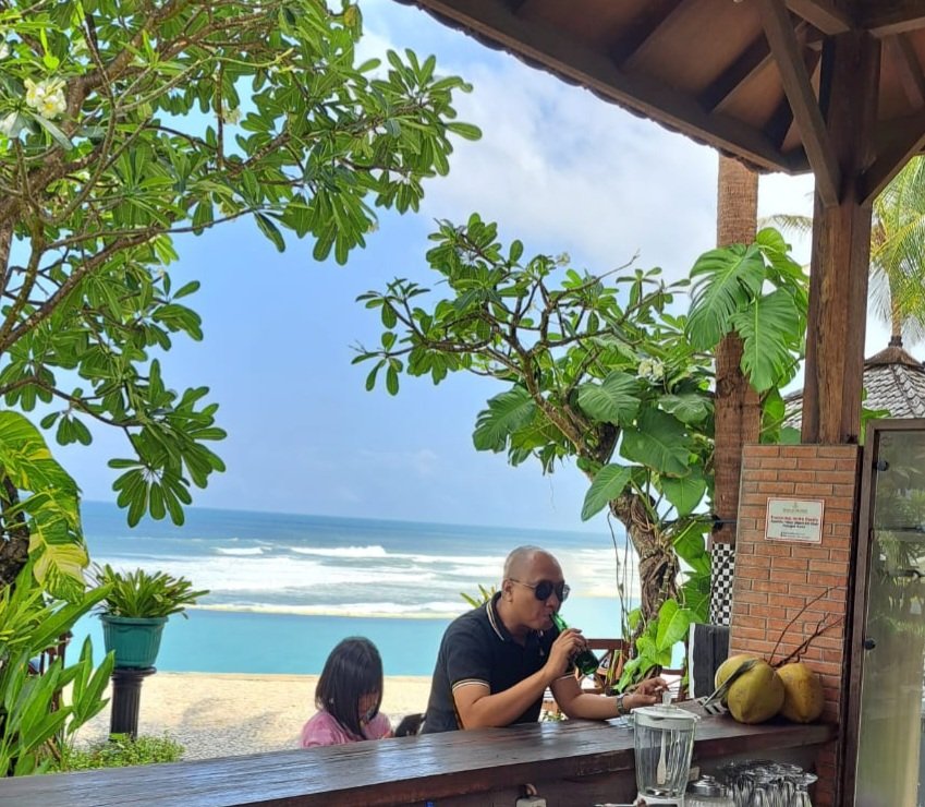 R_atto's tweet photo. Minum bir dijagain si kecil...🤪🤪🤪
#thesombolinggi https://t.co/RSfNjgrLSk