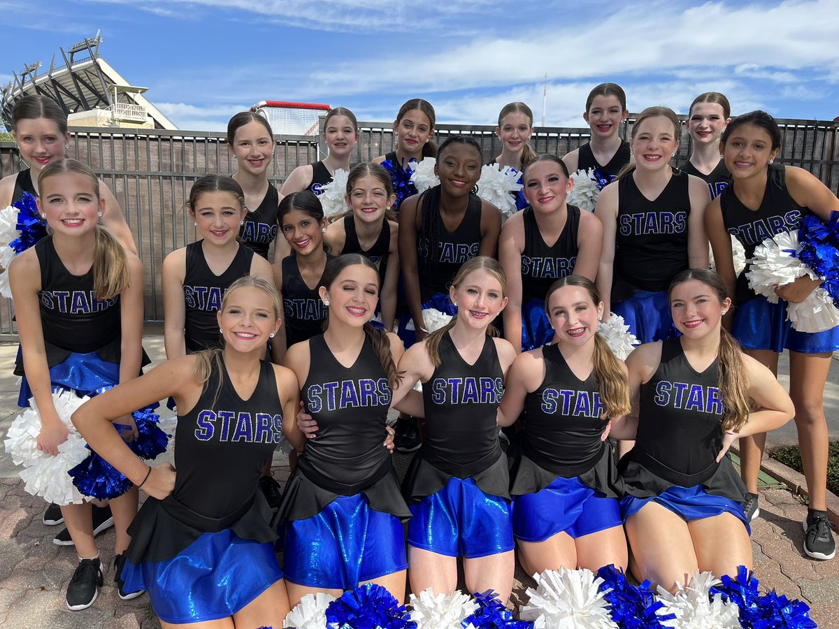 MrsWellsGMS's tweet photo. Stars heading to lunch after a hard practice! @CmsColts #coltnation #coltpride GO FROGS! https://t.co/go4XRys1Qo