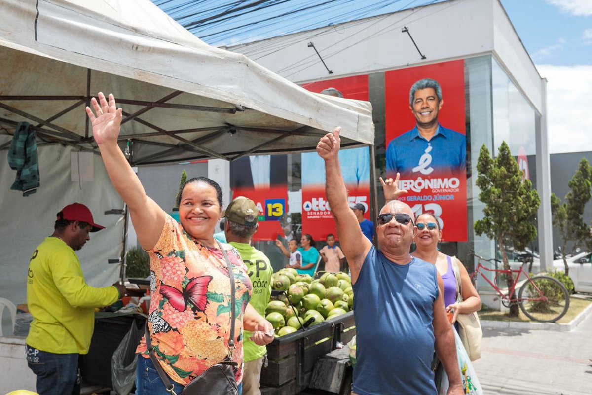 Jeronimoba13's tweet photo. 🤩 Sabadou, hein? A #CaravanaDo13 chegou com tudo no #ExtremoSul! A gente faz política assim: nos braços do povo! Agora é só 1️⃣3️⃣ pra #Bahia seguir em frente. Valeu, #TeixeiraDeFreitas! ❤️⭐️ #Vote13 #Jerônimo13 #Lula13 https://t.co/1vorGBCJy7