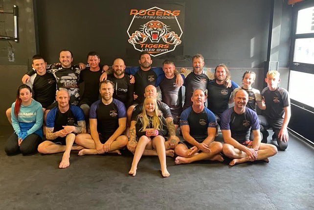 StuJitsu3_16's tweet photo. An awesome seminar at @rogersjiujitsu today taught by coach @aaronrogersbjj. Did his dad proud raising a great amount of money. I’m lucky to be part of such a great team.
#TeamRJJA #Stujitsu #brazilianjiujitsu https://t.co/TL0l5vbXXN