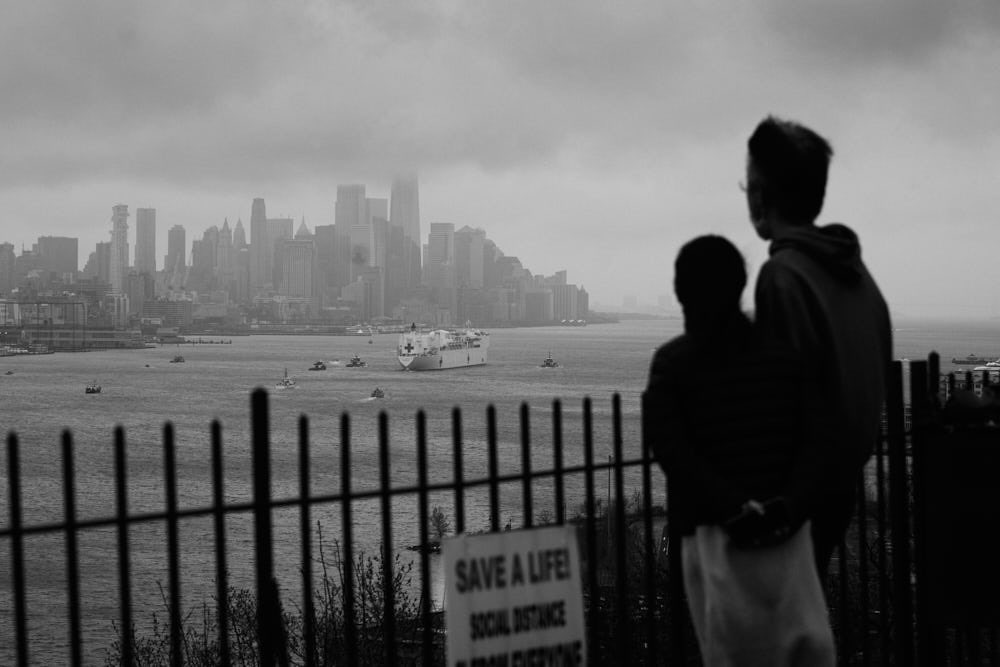 LIFE DURING A PANDEMIC If you happen to be in Washington DC don’t miss out on my current Exhibition “Life During a Pandemic” at the Leica Store DC. New York , USA Copyright @PHILPENMAN PHILPENMAN.COM Link in Bio to sign up to mailing list Location: New York City