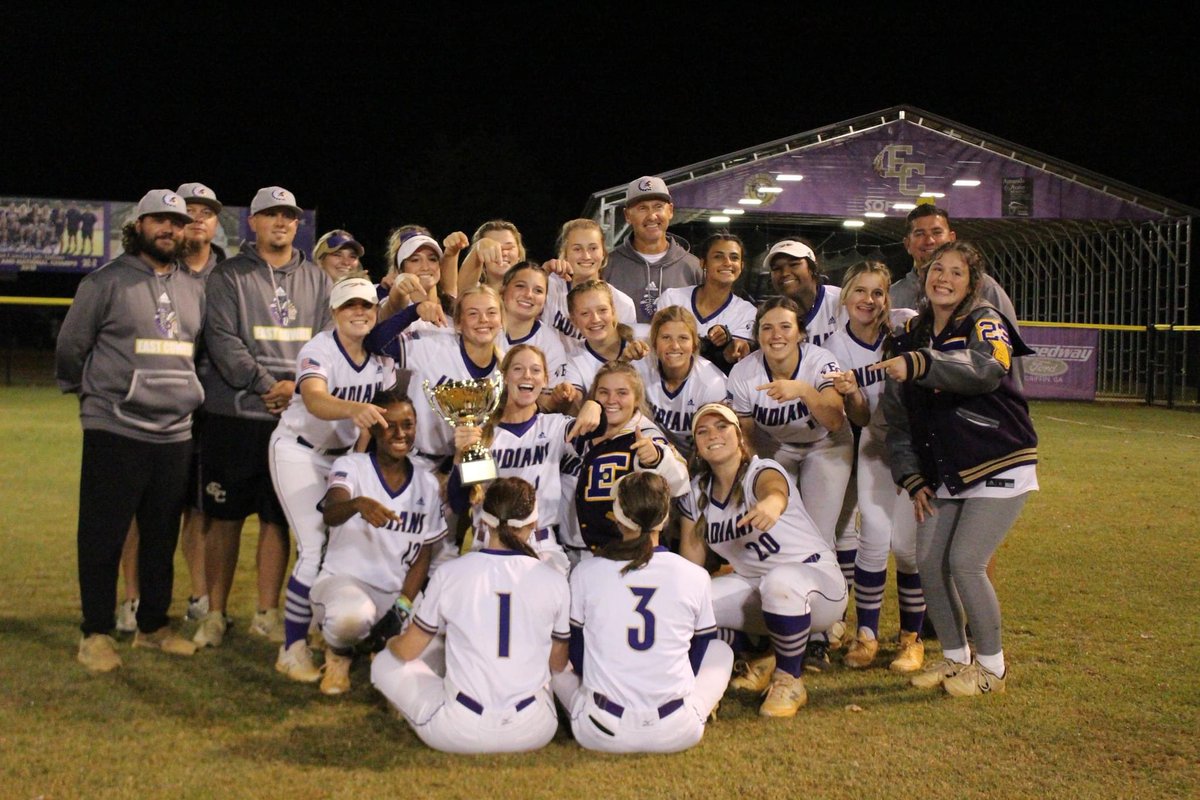 GabyGopie9's tweet photo. REGION CHAMPS ππ #13peat @ecsoftball https://t.co/z4QVYVvo3J