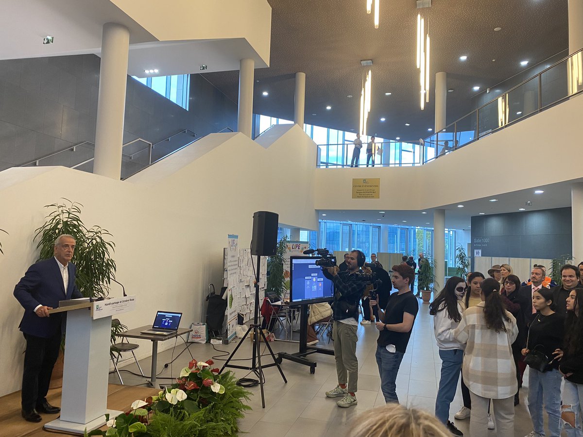 JeandeRB's tweet photo. Cet après-midi, aux journées #Handipartage @VilleCourbevoie : de belles rencontres avec les #associations et des personnes engagées, des défis à relever, comme celui d’écrire son nom en braille et une conférence avec l’humoriste Guillaume Batz ; en présence du maire @jakossowski https://t.co/OL1UpZYDB2