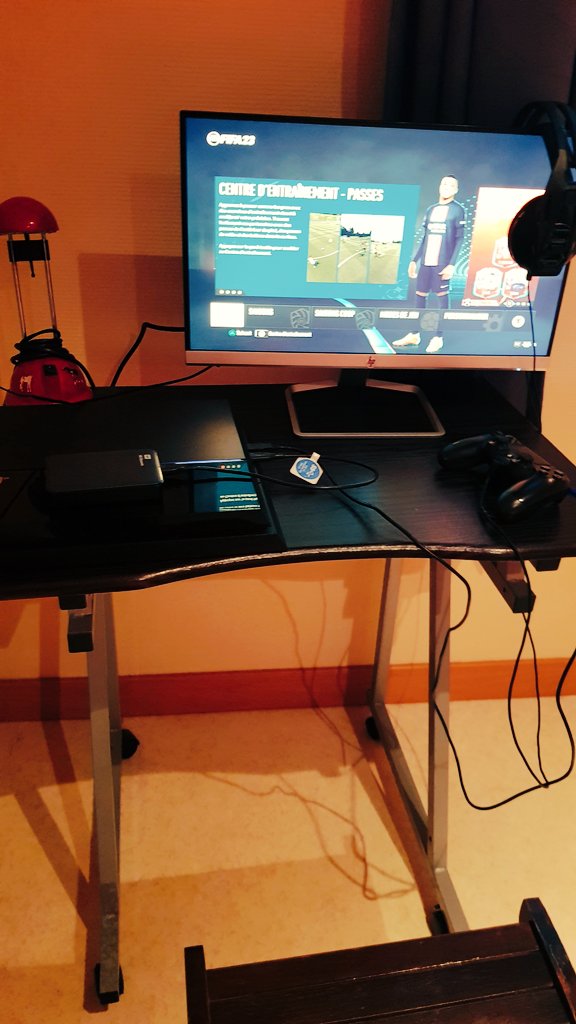 Lucian_HS's tweet photo. Dernière soirée avant le tournoi #Fifa23 de demain ! @GamersAssembly #heuresnumeriques 
Petit setup dans le Air Bnb pour régler les derniers réglages ! 👨‍🔧⚽️

#LAN https://t.co/DRomYyaONu