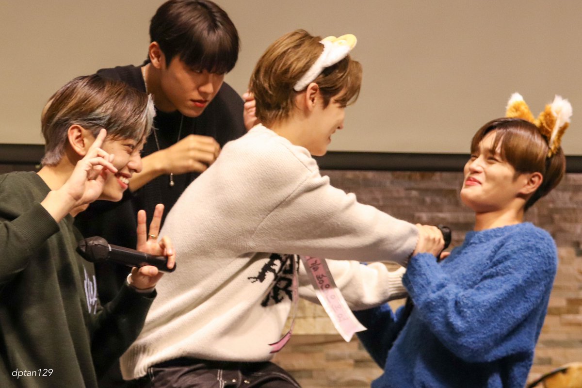 dptan129's tweet photo. 221015 원티샵 팬싸

아니 너희들 뭐해 ㅋㅋ

#전웅   #JEONWOONG   #김동현   #KIMDONGHYUN   #박우진   #PARKWOOJIN   #이대휘   #LEEDAEHWI #휘웅

#AB6IX    #에이비식스    #1takes #TAKE_A_CHANCE    #Sugarcoat https://t.co/MlZ7m7mphi