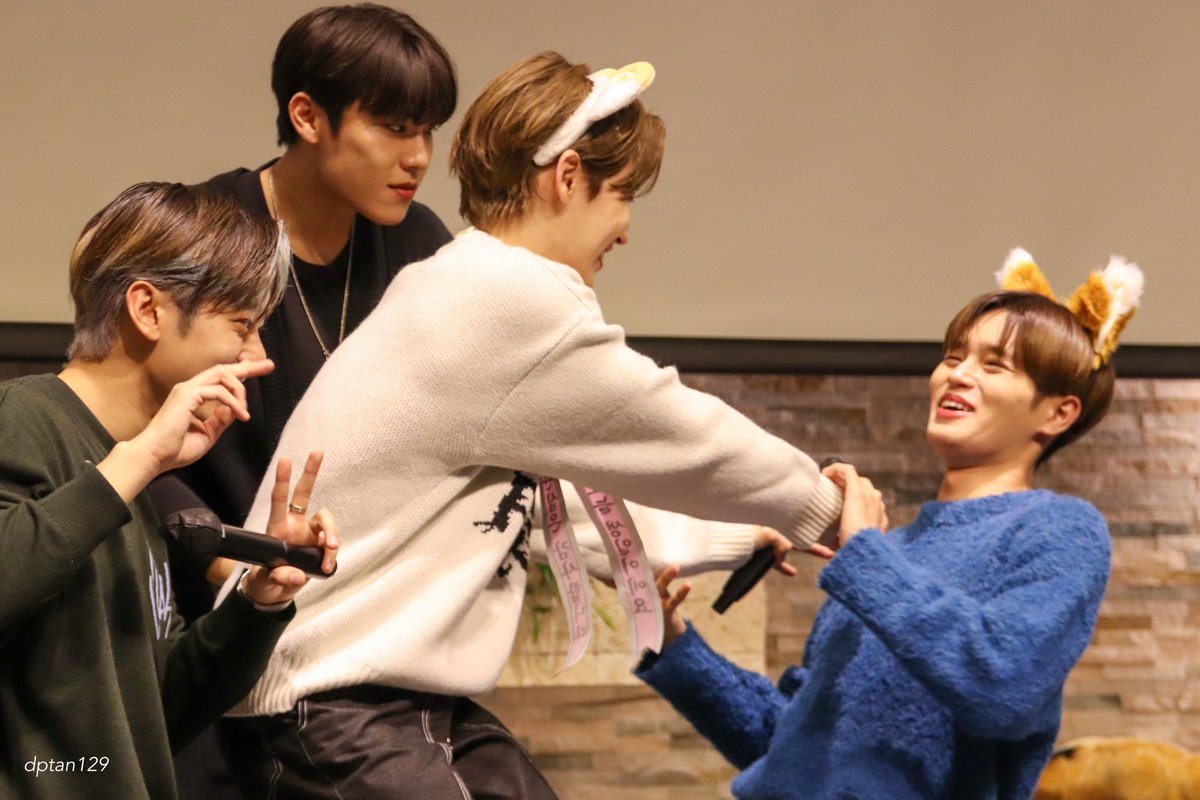dptan129's tweet photo. 221015 원티샵 팬싸

아니 너희들 뭐해 ㅋㅋ

#전웅   #JEONWOONG   #김동현   #KIMDONGHYUN   #박우진   #PARKWOOJIN   #이대휘   #LEEDAEHWI #휘웅

#AB6IX    #에이비식스    #1takes #TAKE_A_CHANCE    #Sugarcoat https://t.co/MlZ7m7mphi