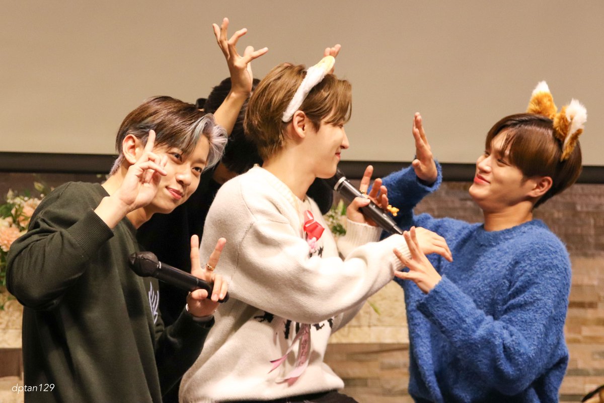dptan129's tweet photo. 221015 원티샵 팬싸

아니 너희들 뭐해 ㅋㅋ

#전웅   #JEONWOONG   #김동현   #KIMDONGHYUN   #박우진   #PARKWOOJIN   #이대휘   #LEEDAEHWI #휘웅

#AB6IX    #에이비식스    #1takes #TAKE_A_CHANCE    #Sugarcoat https://t.co/MlZ7m7mphi