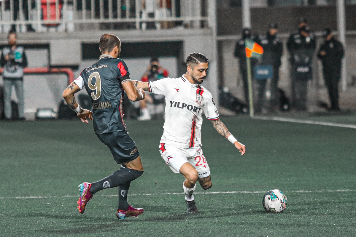 Samsunspor's tweet photo. 📷 İlk yarıdan kareler!

Altınordu 0 - 0 Yılport Samsunspor

#AORvSAM https://t.co/Ym4bgYU7dq