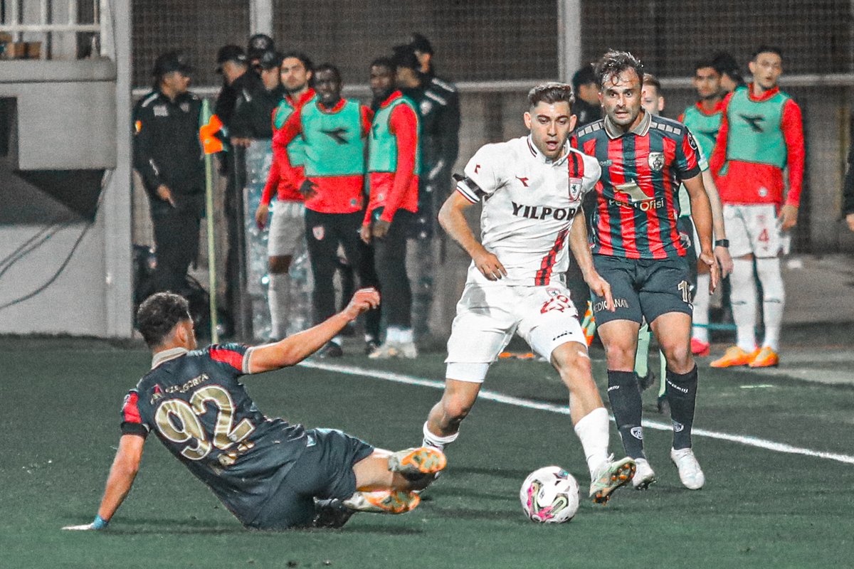 Samsunspor's tweet photo. 📷 İlk yarıdan kareler!

Altınordu 0 - 0 Yılport Samsunspor

#AORvSAM https://t.co/Ym4bgYU7dq