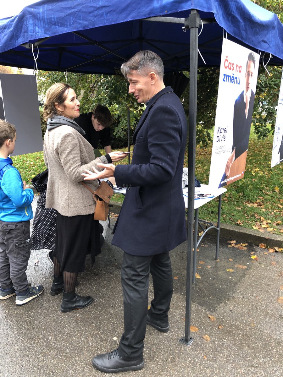 KarelDivis's tweet photo. Dneska Řevnice 📝 Díky moc všem za super atmosféru a podporu 😊💯🤝

#kareldivis #kareldivisprezident #revnice #podpisy https://t.co/KkQ21r4qgG
