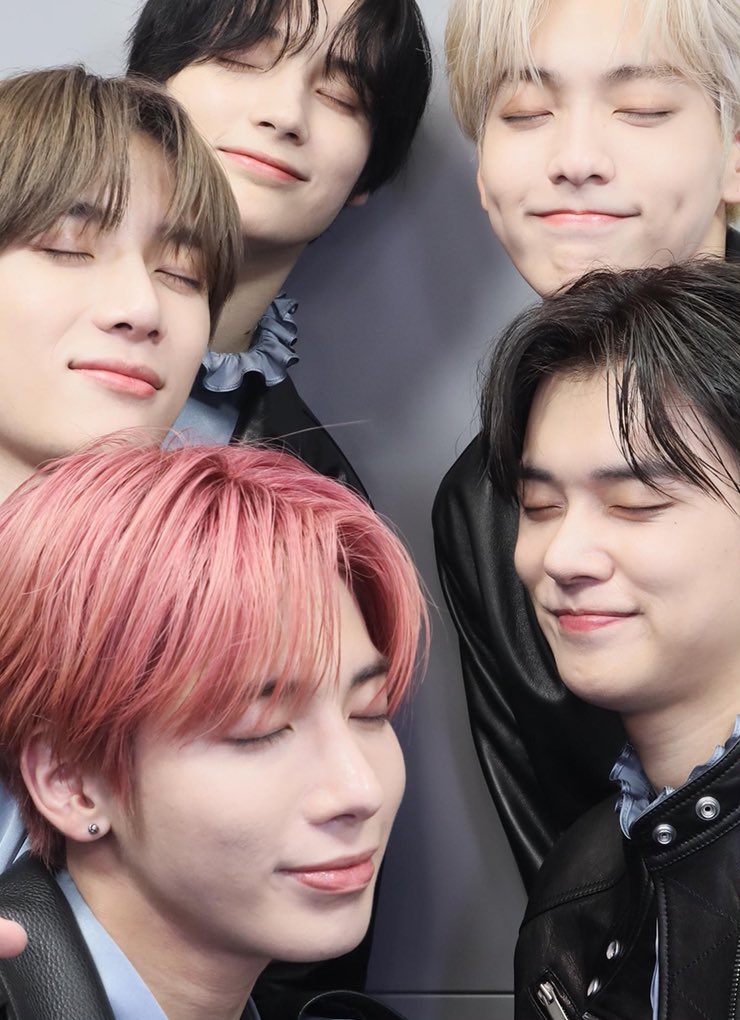 txt_sarangdan2's tweet photo. 포토이즘 너무 귀여워 ㅠㅠㅠㅠㅠㅠㅠㅠㅠㅠ https://t.co/75yqV2iEz6