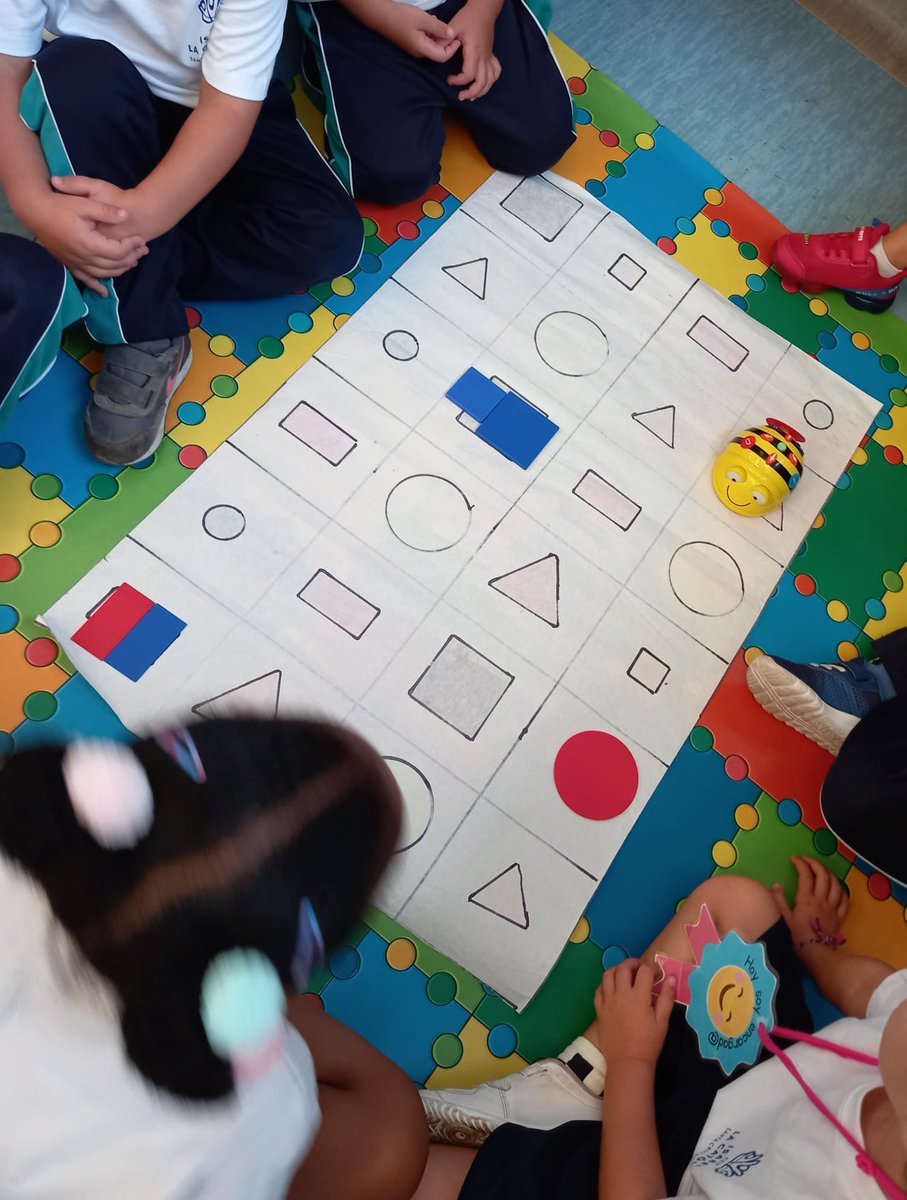 Maijo's tweet photo. Los niños y niñas de 4 años del CEIP Isabel la Católica han realizado sencillas programaciones para llevar figuras geométricas hasta la que es igual a una dada con el robot bee bot. 
#CodeWeek #codeweek4all @colegioelcabo https://t.co/ymIS4JuZA0