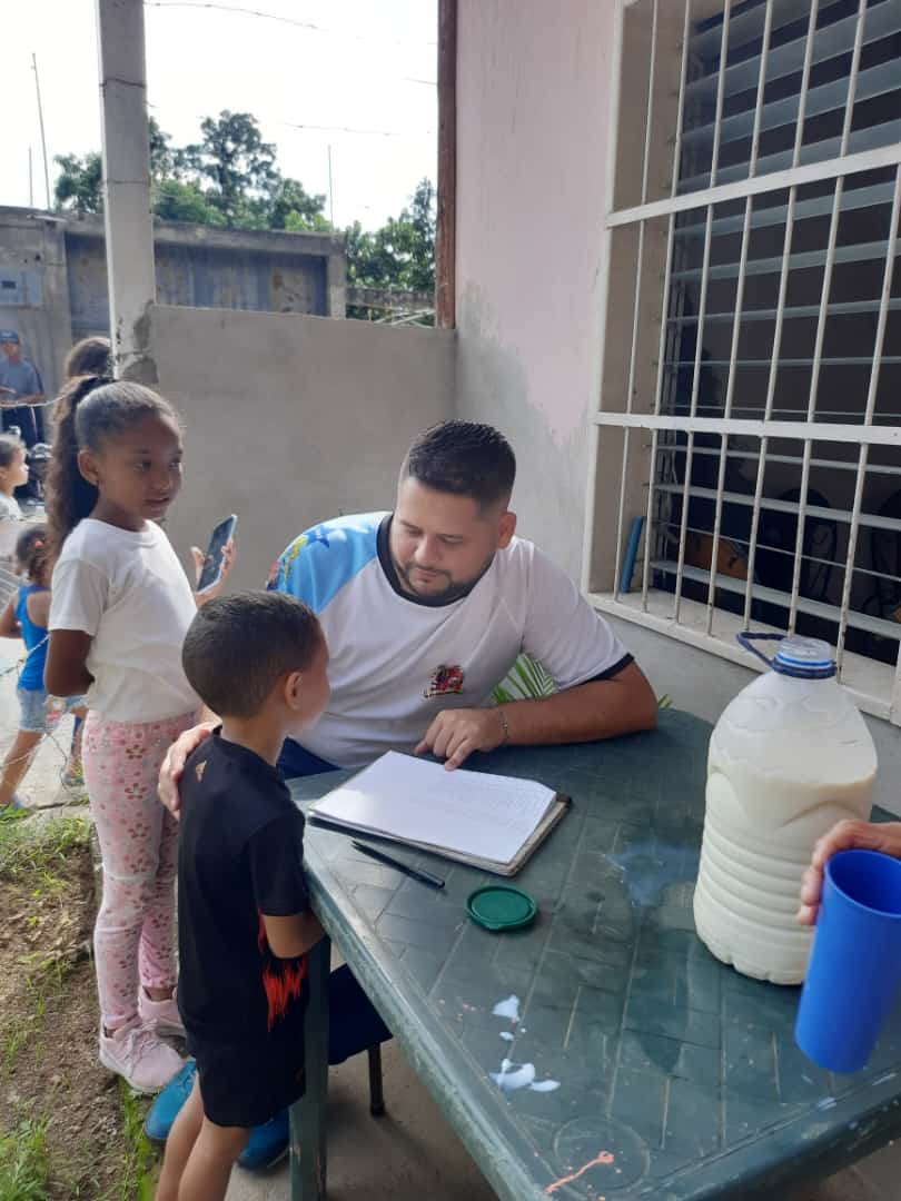 #15Oct | Amanecimos en el Sector 10 de Marzo llevando el Programa del Vaso Solidario de <a href="/ADemocratica/">Acción Democrática</a> 🤍

Seguimos apostando a la ProsperidAD de Venezuela 🇻🇪 y San Sebastián ✨️🦾