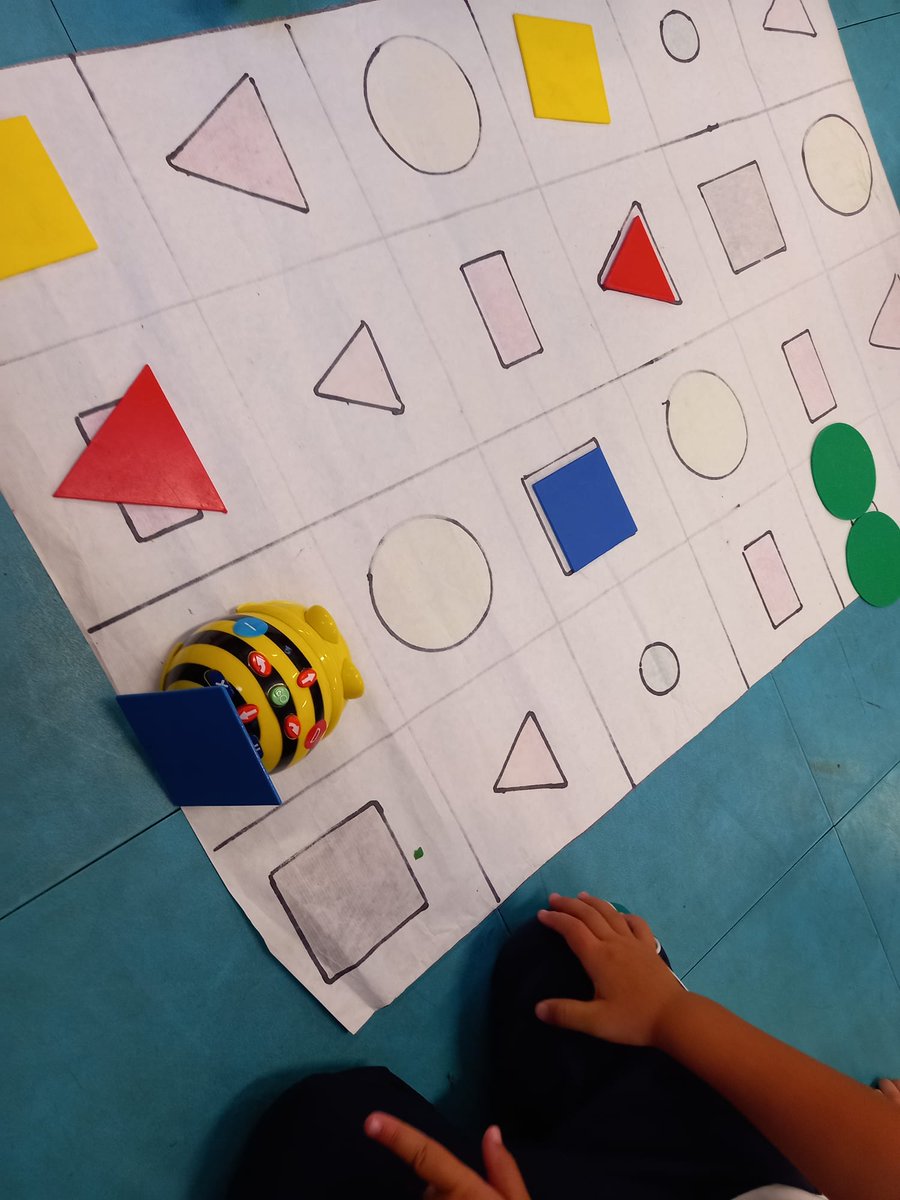 Maijo's tweet photo. Los niños y niñas de 4 años del CEIP Isabel la Católica han realizado sencillas programaciones para llevar figuras geométricas hasta la que es igual a una dada con el robot bee bot. 
#CodeWeek #codeweek4all @colegioelcabo https://t.co/ymIS4JuZA0