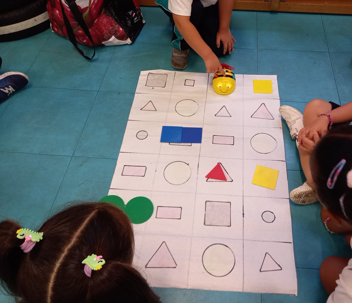 Maijo's tweet photo. Los niños y niñas de 4 años del CEIP Isabel la Católica han realizado sencillas programaciones para llevar figuras geométricas hasta la que es igual a una dada con el robot bee bot. 
#CodeWeek #codeweek4all @colegioelcabo https://t.co/ymIS4JuZA0
