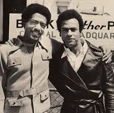 🧵15 de octubre de 1966 en Oakland California, Bobby Seale y Huey P. Newton, forman el Partido de las Panteras Negras para la Autodefensa. Una organización revolucionaria socialista cuyos ejes principales eran la liberación negra y autodefensa armada contra la brutalidad policial