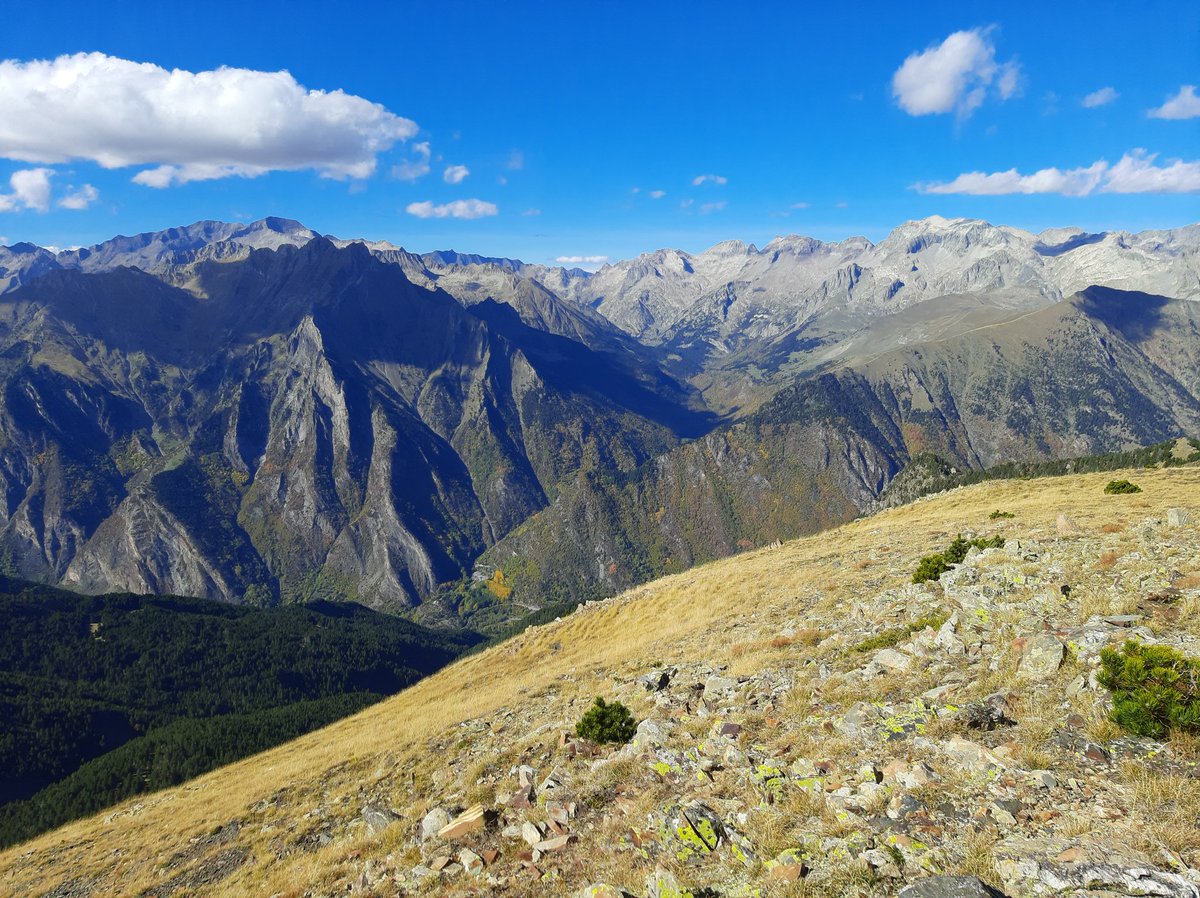 esforigador's tweet photo. Colors d'agüerro y brenca de neu, dende la tuca d'Els Pacs. #Benasque #Benas https://t.co/64vBlNCaU4