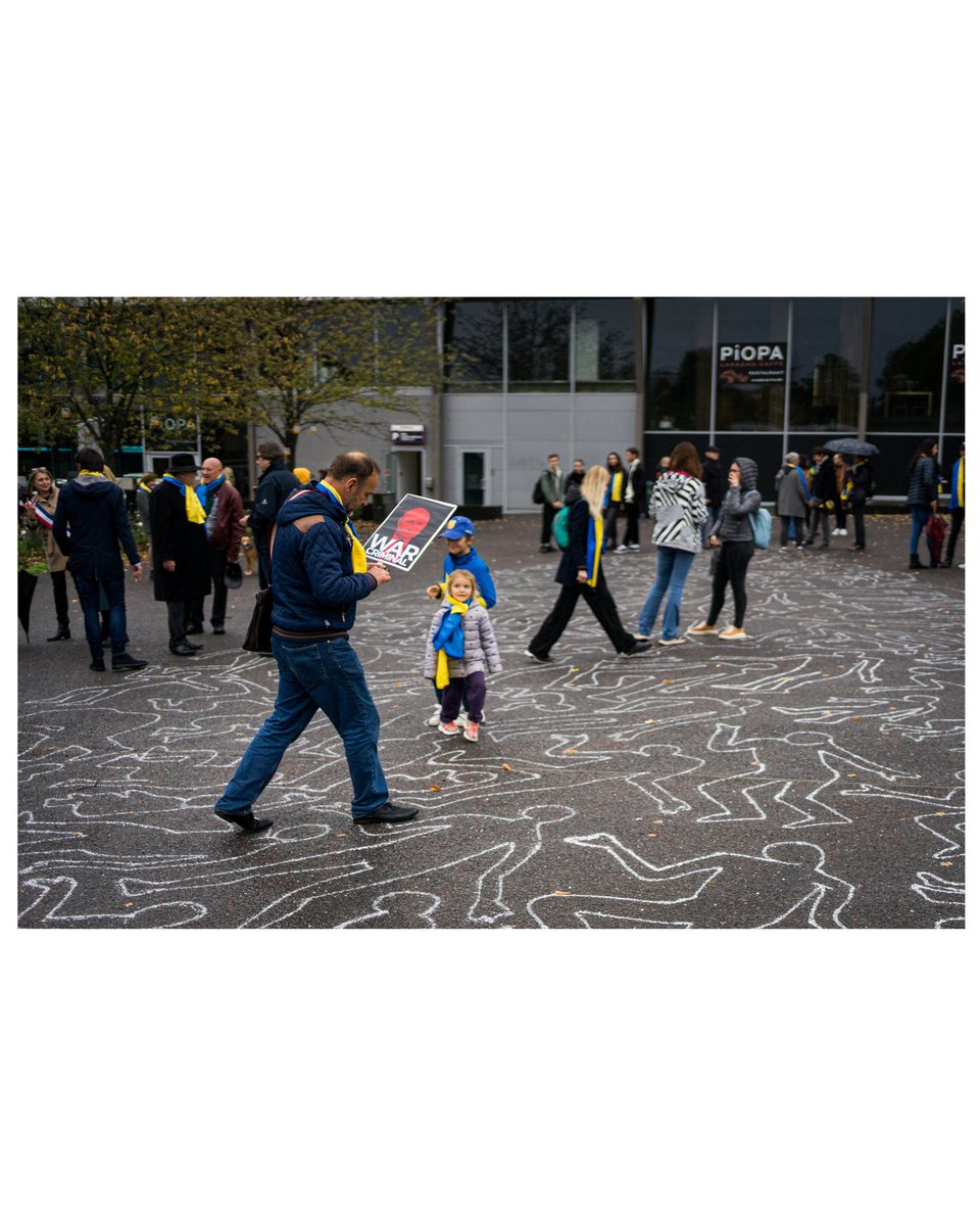 Rassemblement devant la fresque de Victoria Sirroka sur le parvis des droits de l'Homme à Metz. L'œuvre rend hommage aux enfants victimes de la guerre en Ukraine.
•
Hugo Azmani / @studiohanslucas 
•
#ukraine #art #paix #metz #photojournalism #hanslucas