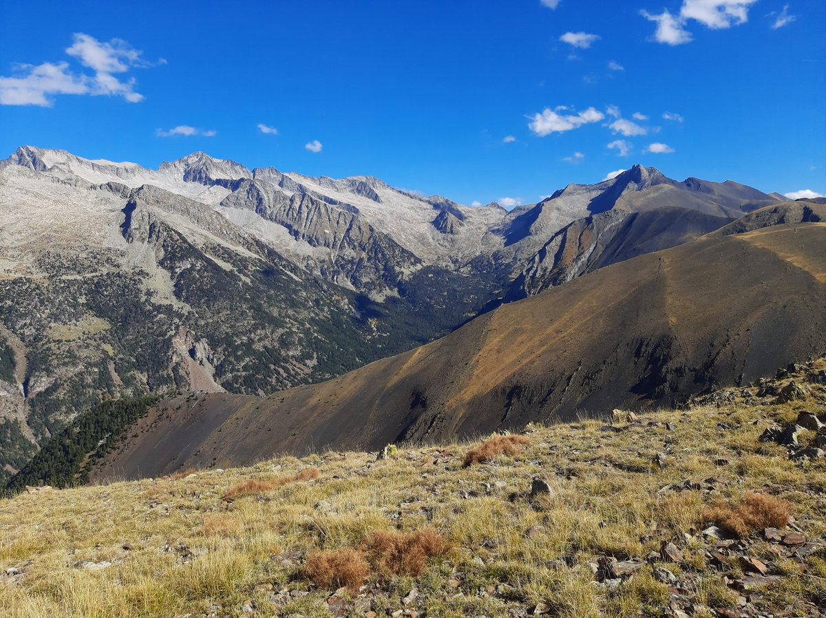 esforigador's tweet photo. Colors d'agüerro y brenca de neu, dende la tuca d'Els Pacs. #Benasque #Benas https://t.co/64vBlNCaU4
