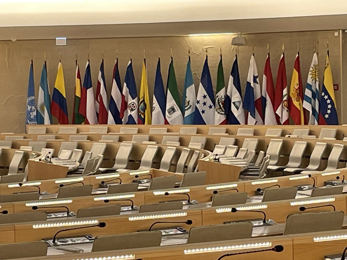 SIEFerney's tweet photo. Le 12 octobre des professeurs de la section espagnole de Ferney Voltaire sont allés à l’ONU pour fêter avec de la@musique péruvienne la langue espagnole a la salle des droits de l’homme. https://t.co/cnxktUug9I