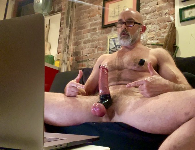 Gooning and showing off the big, hairy Penis for my @BateWorld buddies ♥️ https://t.co/6mfLV22O8n