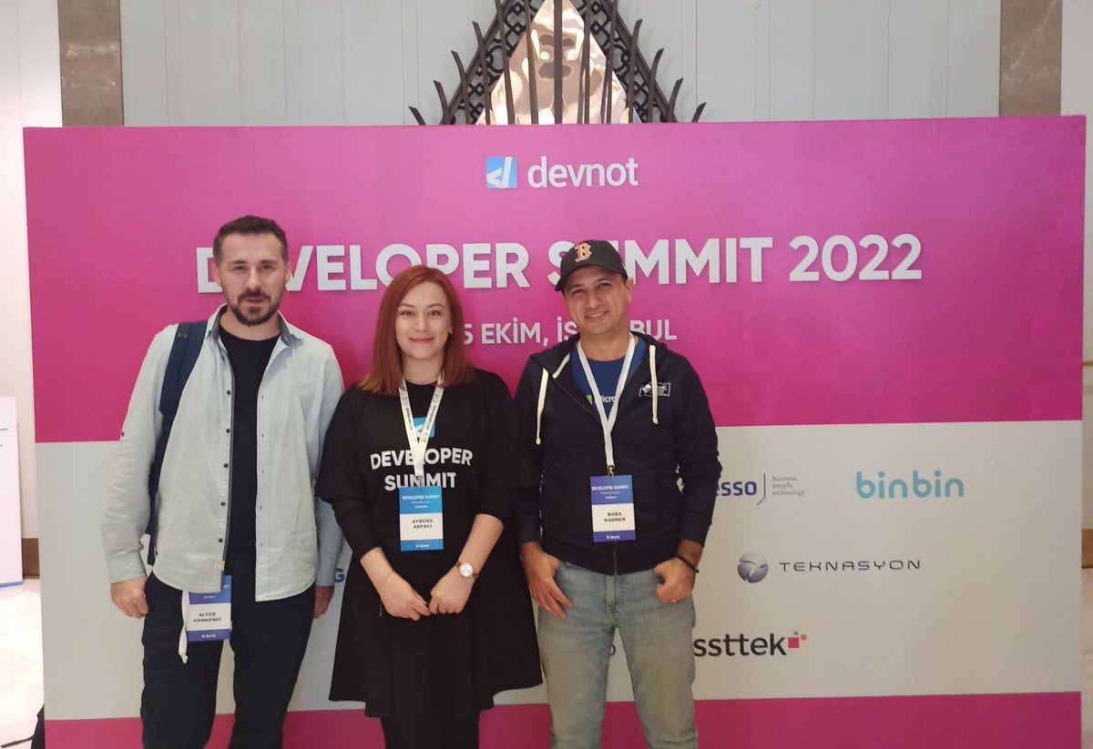 yazilimcikisi's tweet photo. Ekip 💙
#devnotsummit22
@msucgun @alper_hankendi @lemiorhan @emre_ozgoz @mselimdnmz @okulmus_mert @yusuf_ref https://t.co/EXzCjZhXIr