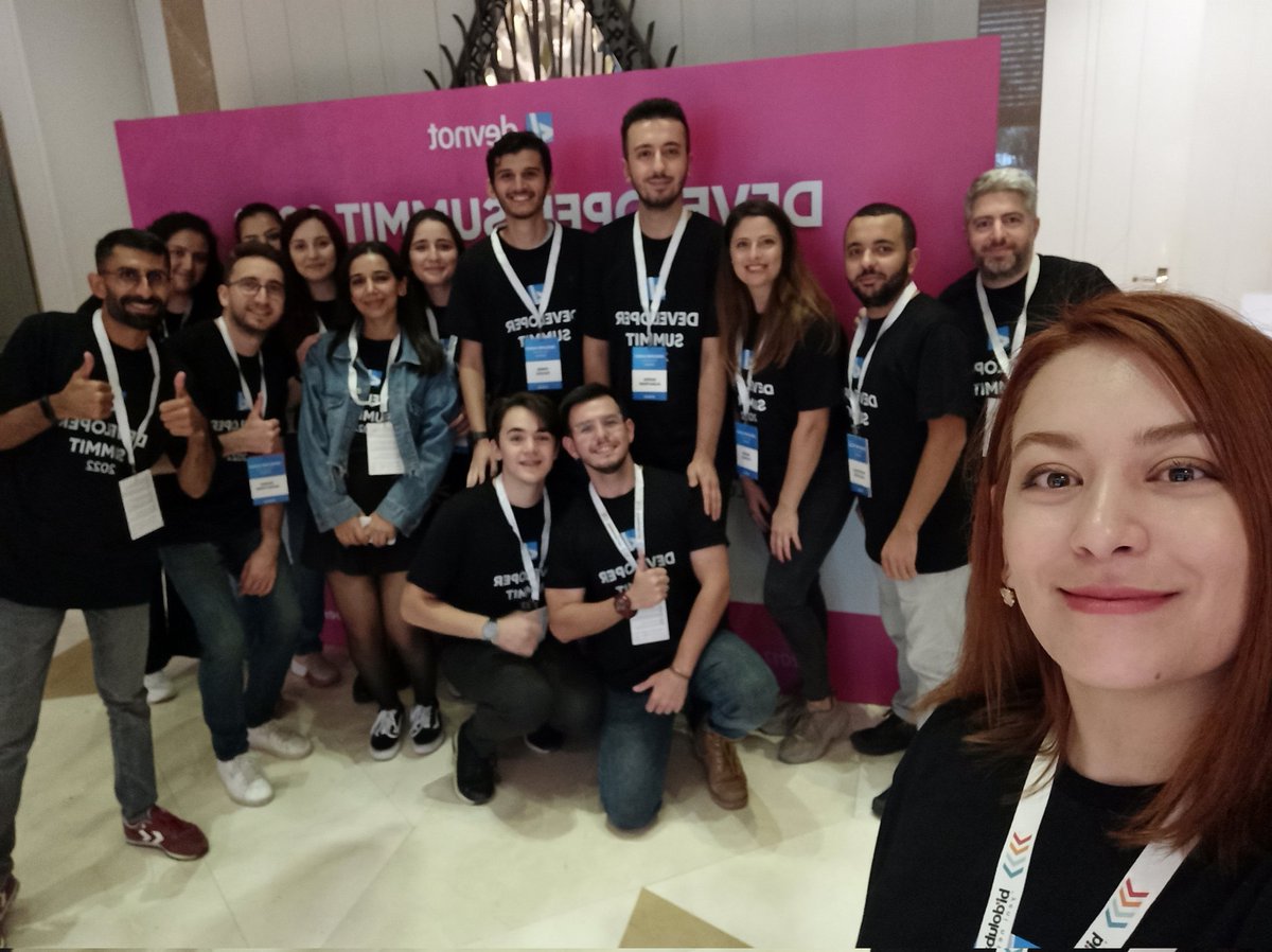 yazilimcikisi's tweet photo. Ekip 💙
#devnotsummit22
@msucgun @alper_hankendi @lemiorhan @emre_ozgoz @mselimdnmz @okulmus_mert @yusuf_ref https://t.co/EXzCjZhXIr