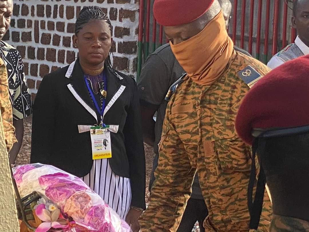 JusteMien's tweet photo. #BurkinaFaso #35e anniversaire de l'assassinat du capitaine #Thomas Sankara :  Le Capitaine #Ibrahim Traoré a déposé une gerbe de fleurs au #mémorial Thomas Sankara en mémoire au père de la #Révolution. #Iwili https://t.co/t6sBQu0grn