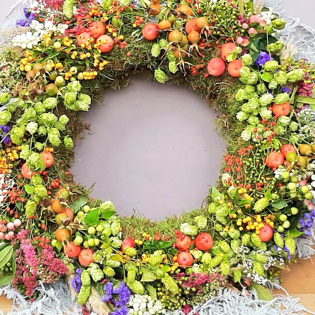 jpmoseley's tweet photo. Im feeling Autumnal? Crab apples, hops and heather combined together in this mossy wreath. 

#wreathsofinstagram #wreath #seasonal #flowers #crabapple #hops #heather #flowertalk #floristry #JonathanMoseley https://t.co/SRGt3DsFQM