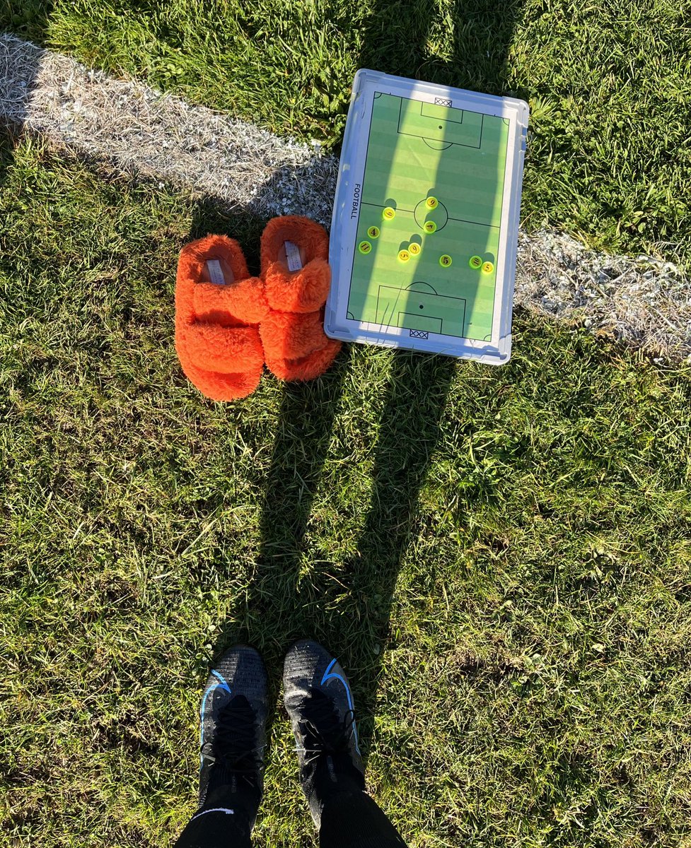 MaryPacitti's tweet photo. Nice match in the 😎sun today for ⁦@chiltern_united⁩    Ended 4-4, a good battling game.  Thanks to @refCarl1711⁩ &amp; Just⭐️n J. ⁦@AdeyfieldSchool⁩ ⁦@BedsFA⁩. Pic ⬇️ of pre match footwear (Alice’s) taken by Iris 📸🧤🧤(feet visible!) Thanks parents 🙏🏻😇 https://t.co/fjIYUGIURk